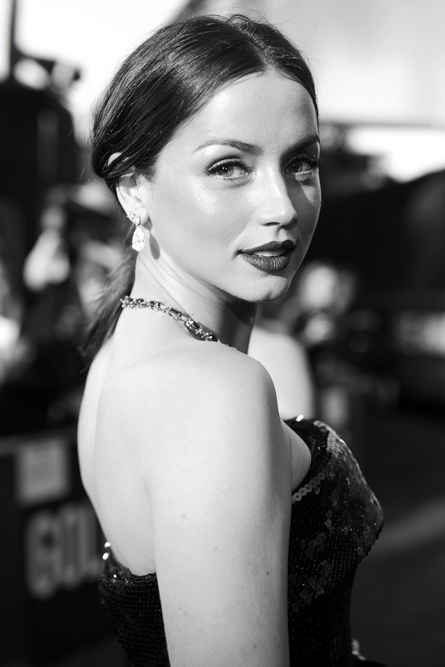 Красивая девушка, актриса Ана де Армас в черном платье