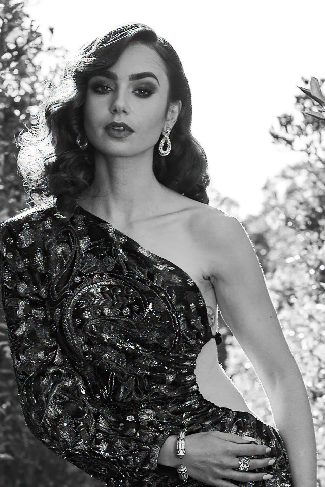 Красивая девушка, актриса Лили Коллинз в платье черно-белое фото