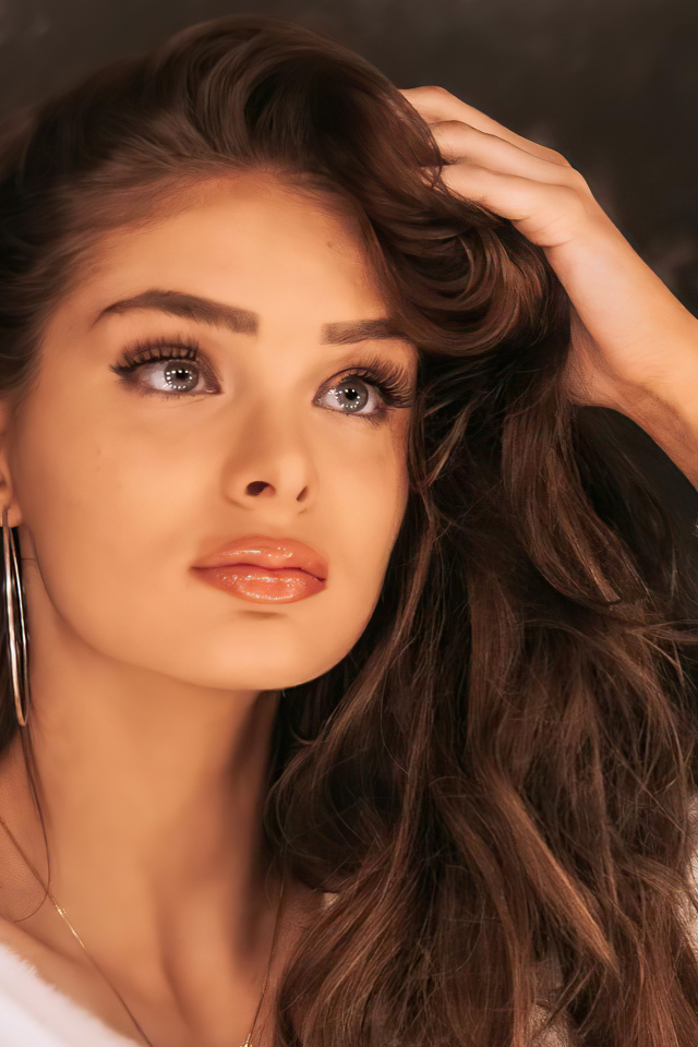 Красивая девушка актриса Брайтон Шарбино