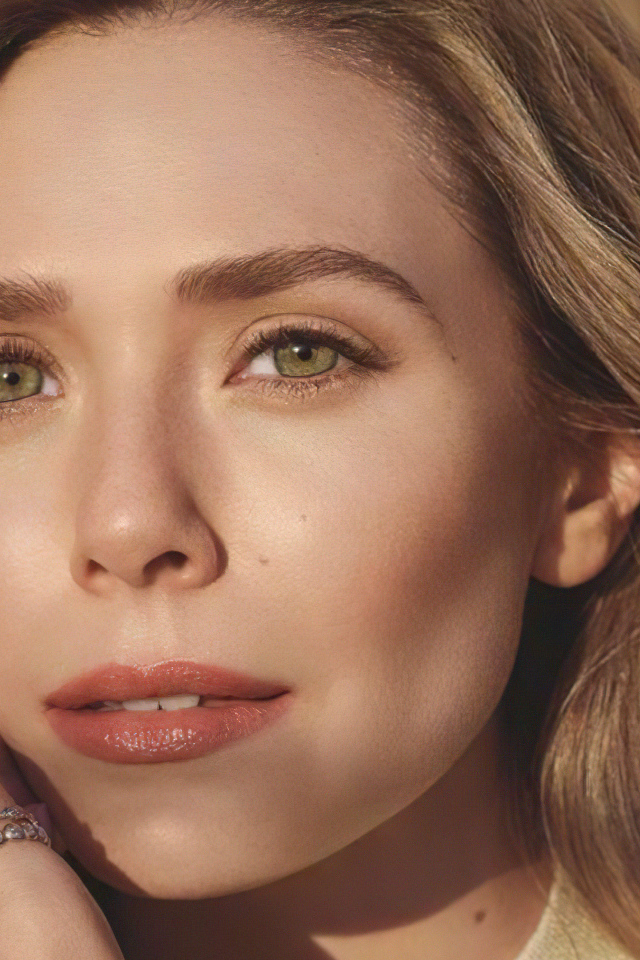 Красивая зеленоглазая девушка, актриса Элизабет Олсен