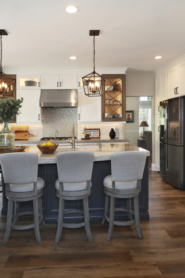 Красивая кухня с белой мебелью у окна