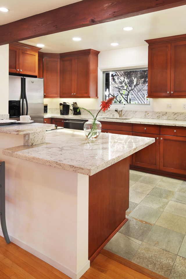 Красивая большая кухня с деревянной мебелью