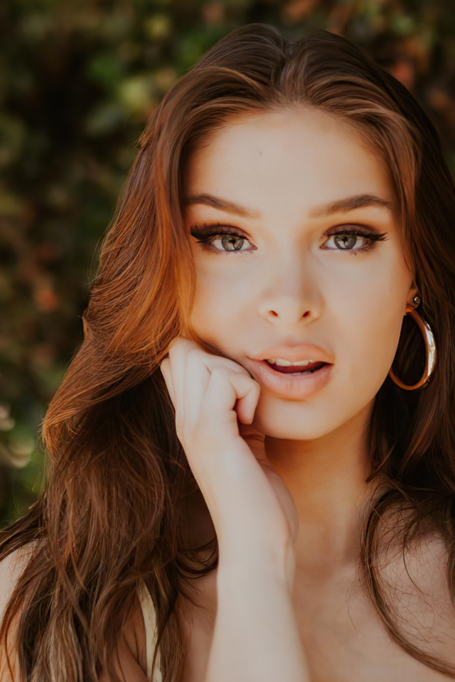 Красивая длинноволосая девушка актриса Брайтон Шарбино