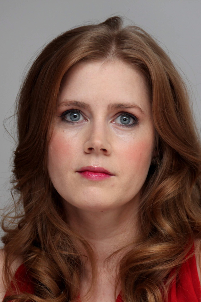 Красивая рыжеволосая Эми Адамс