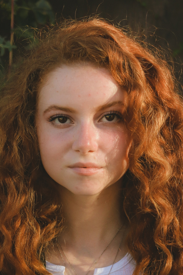 Красивая рыжеволосая актриса Франческа Капальди