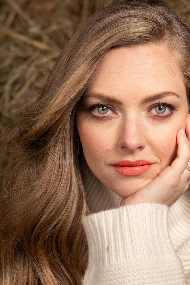 Красивая милая девушка, актриса Аманда Сайфред в белом свитере