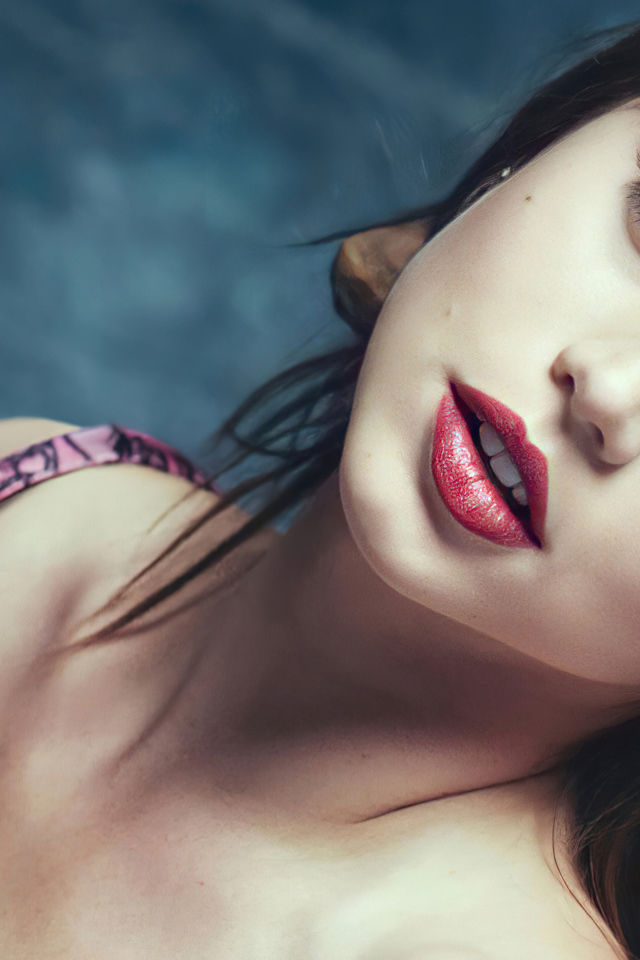 Красивая нежная брюнетка актриса Ана де Армас