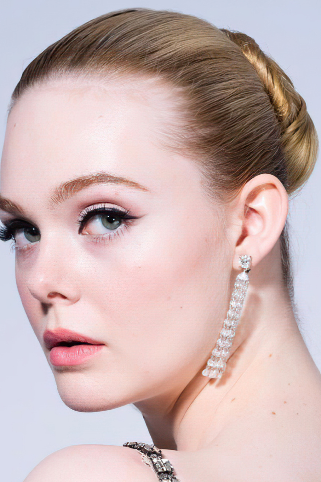 Красивая нежная девушка, актриса Эль Фаннинг на сером фоне