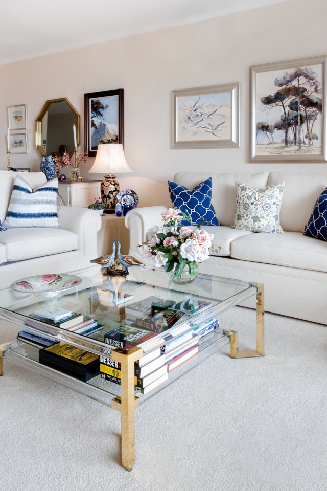 Красивая белая мебель в комнате с картинами