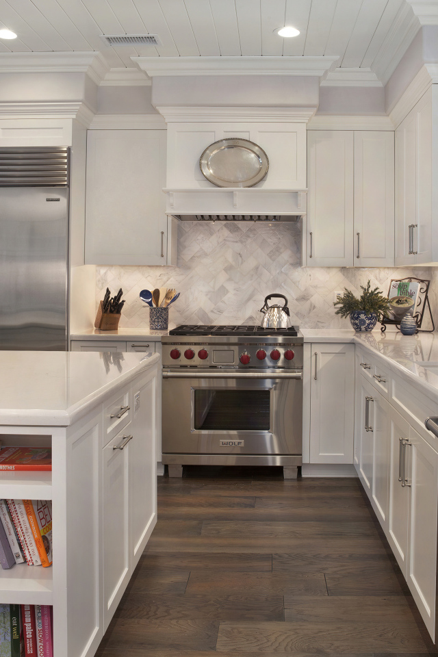 Красивая белая кухня с двухкамерным холодильником 