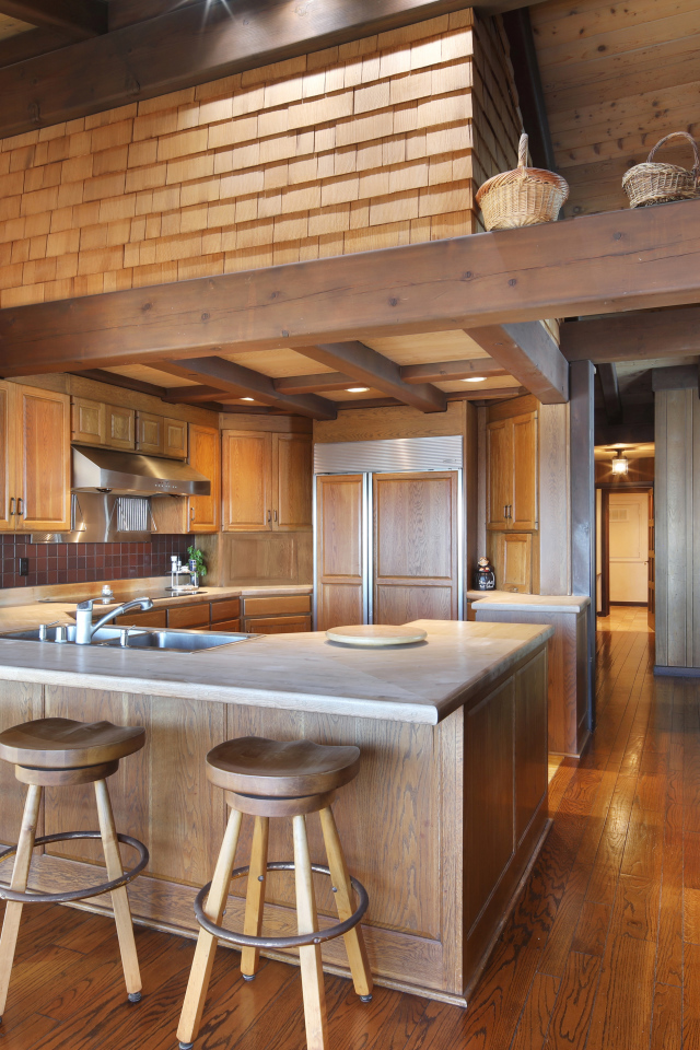 Красивый деревянный дом с большой кухней