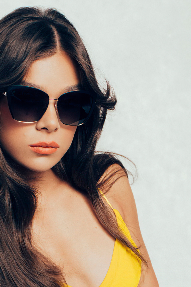 Красивая молодая актриса Хейли Стейнфилд на белом фоне