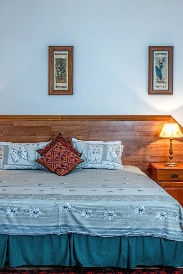 Спальный гарнитур в комнате с серыми стенами