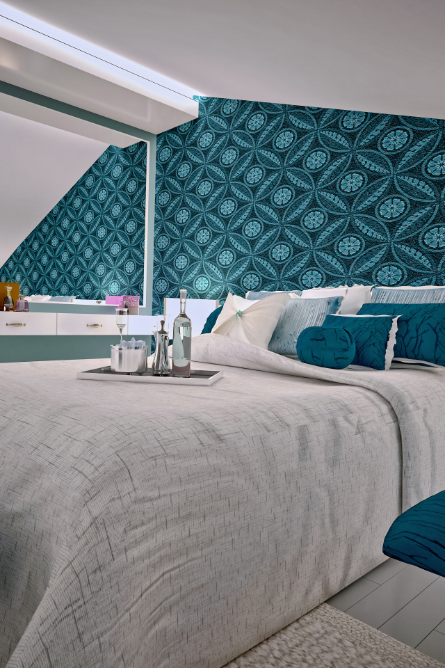 Спальня с большой серой кроватью и красивыми стенами