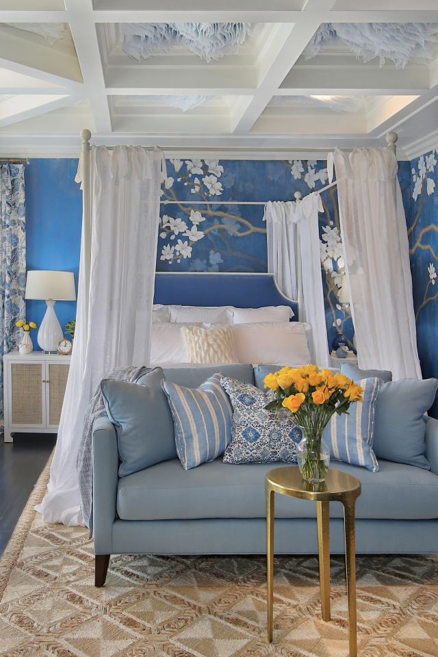 Спальня с белой кроватью с рисунком на стенах 