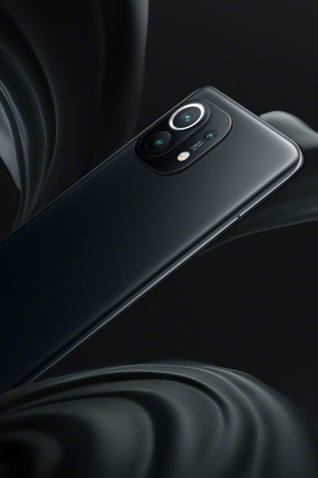 Черный смартфон Xiaomi Mi 11, 2021 года