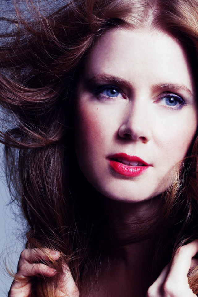 Голубоглазая актриса Эми Адамс на сером фоне