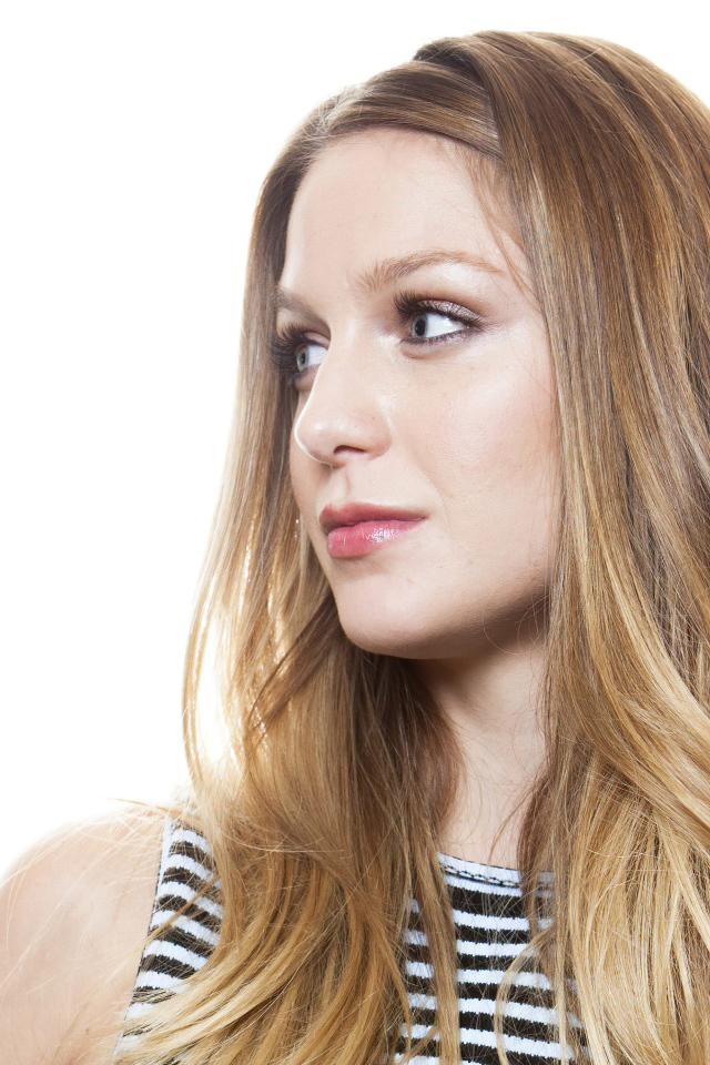 Голубоглазая актриса Мелисса Бенойст на белом фоне