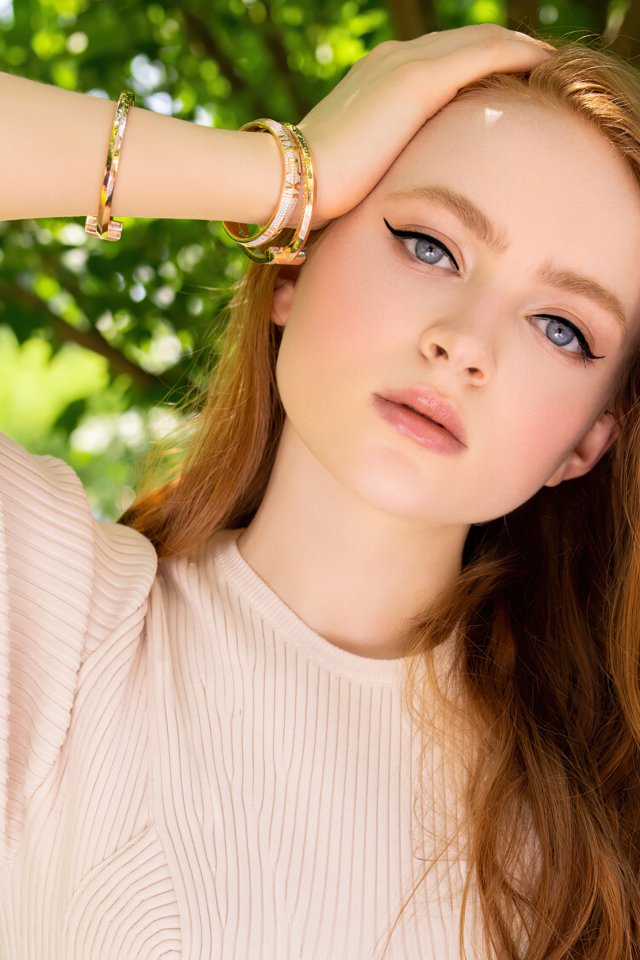 Голубоглазая рыжеволосая девушка Сэди Синк