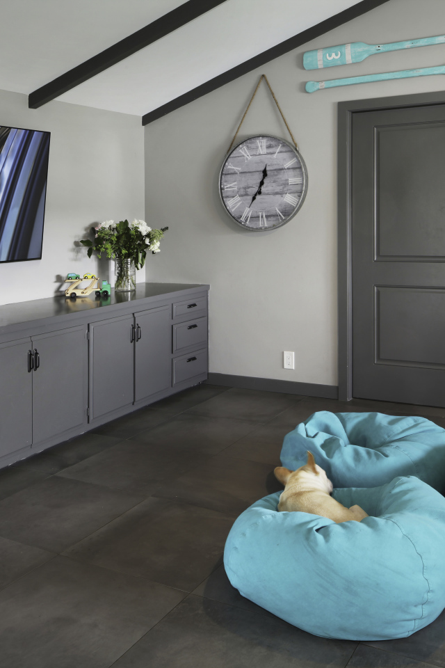 Голубые кресла в комнате с большим телевизором 