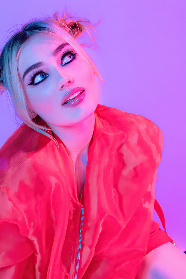 Яркая актриса Мэг Доннелли на розовом фоне