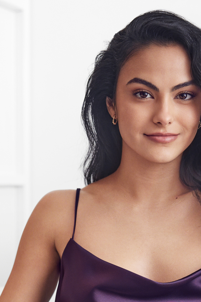 Яркая брюнетка актриса Камила Мендес