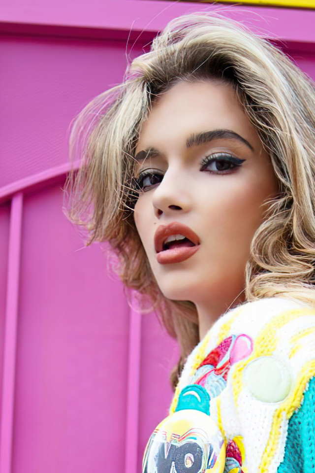 Яркая девушка актриса Алексис Джейд Барнетт