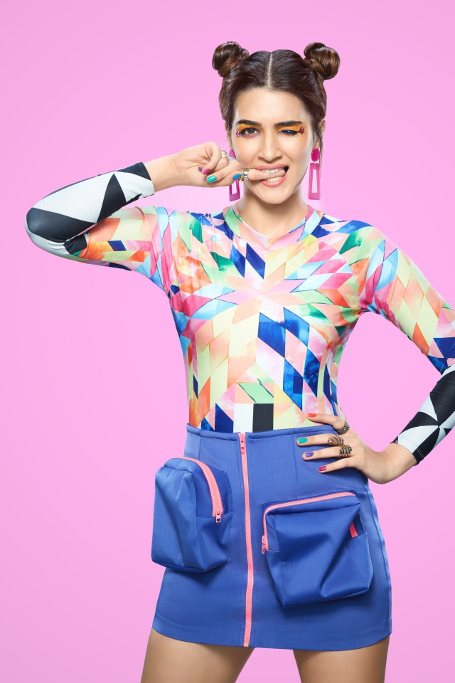 Яркая девушка индийская актриса на розовом фоне