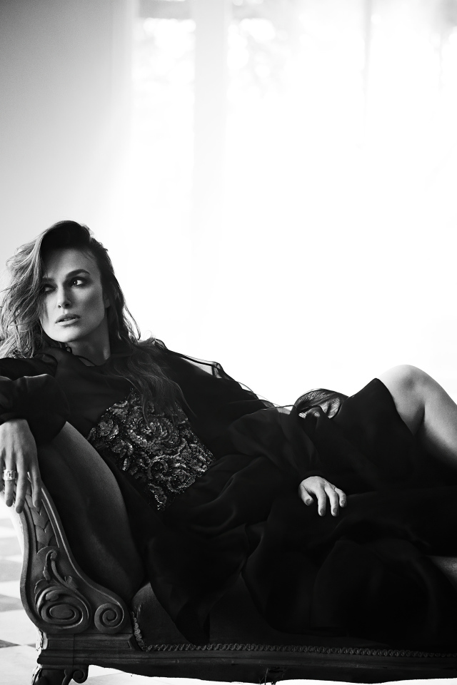 Британская актриса Кира Найтли лежит на диване