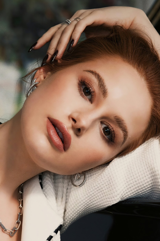 Кареглазая американская актриса Мэделин Петш в платье