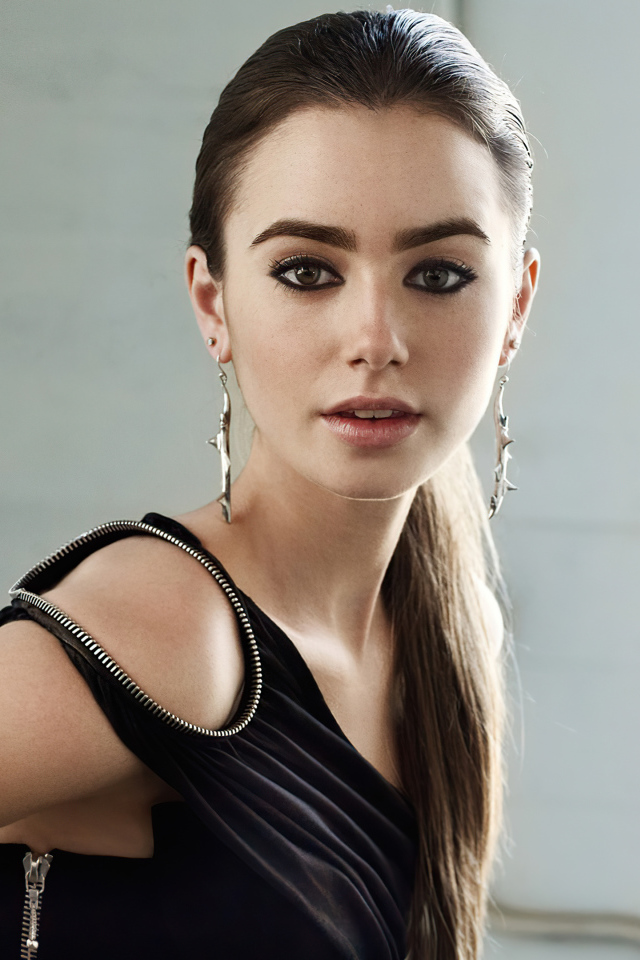 Кареглазая Лили Коллинз в черном платье