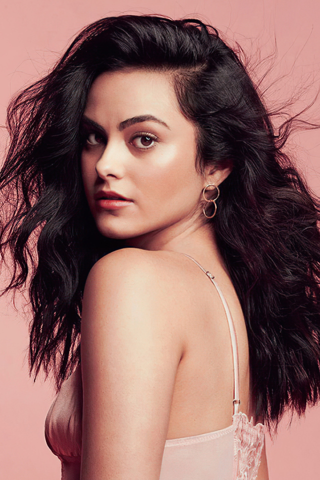 Брюнетка Камила Мендес на розовом фоне