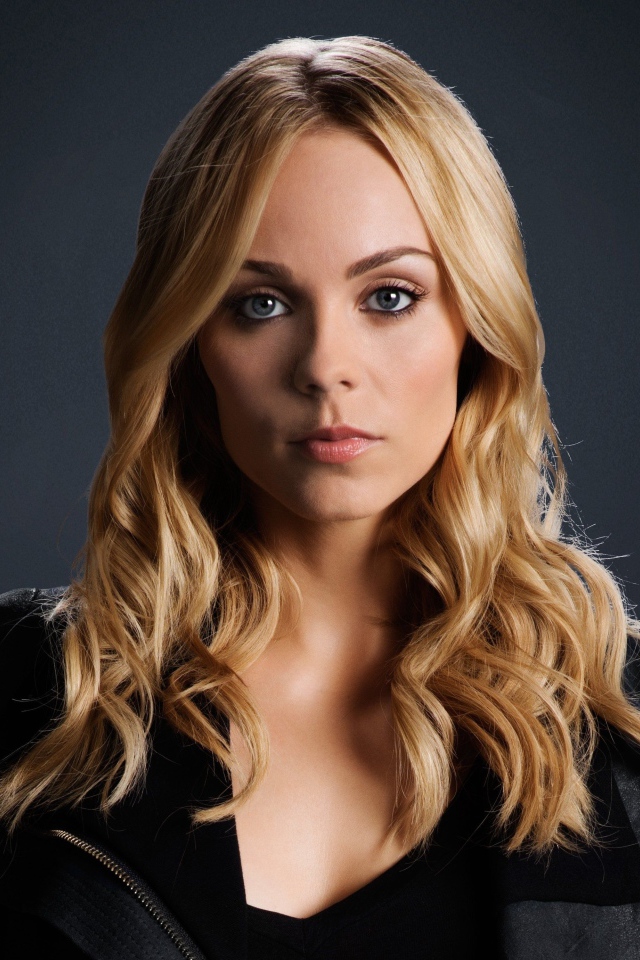 Канадская актриса Лора Вандервурт в черной куртке