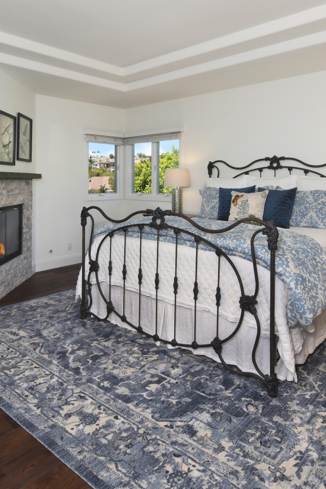 Уютная спальная комната с камином и большой кроватью