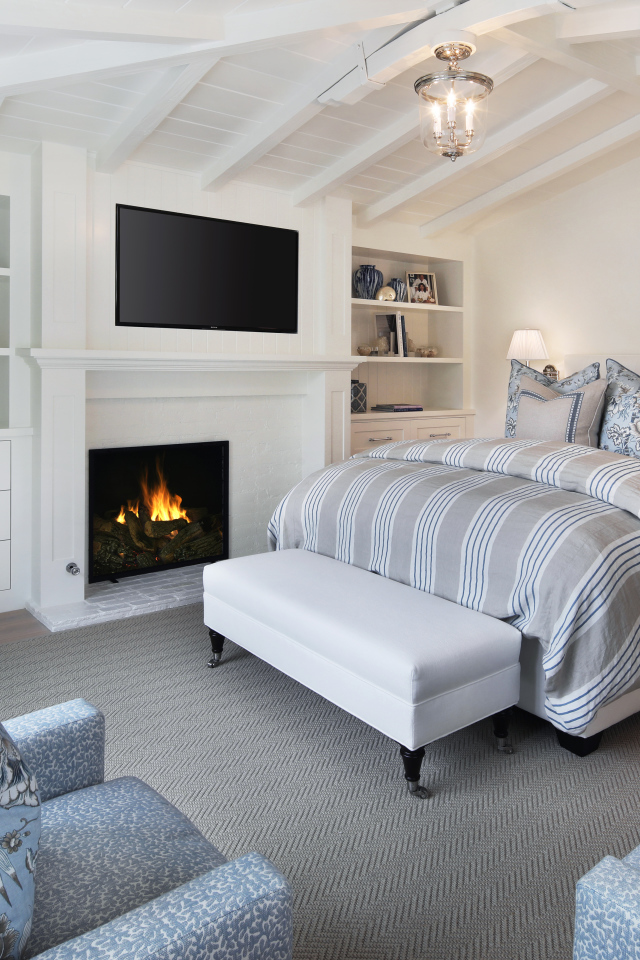 Уютная спальня с мебелью и камином