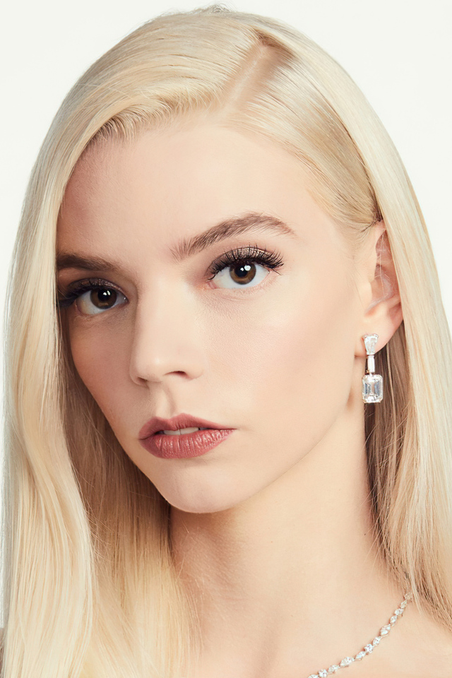 Нежная кареглазая блондинка, актриса Аня Тейлор-Джой на белом фоне