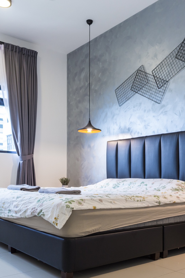 Пустая спальная комната с большой кроватью у окна 