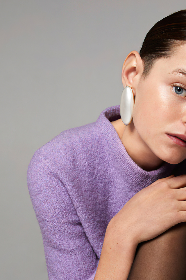 Английская актриса Эмма Коррин на сером фоне