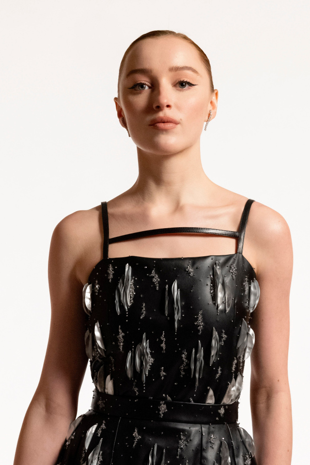 Английская актриса Фиби Дайневор в платье на белом фоне