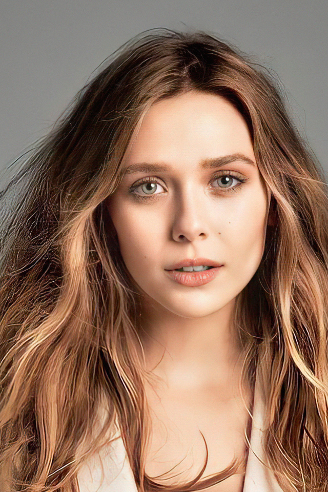 Выразительный взгляд актрисы Элизабет Олсен на сером фоне