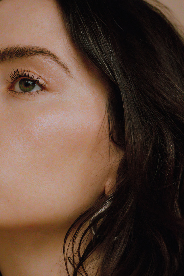 Лицо милой девушки, актрисы Дэйзи Ридли крупным планом