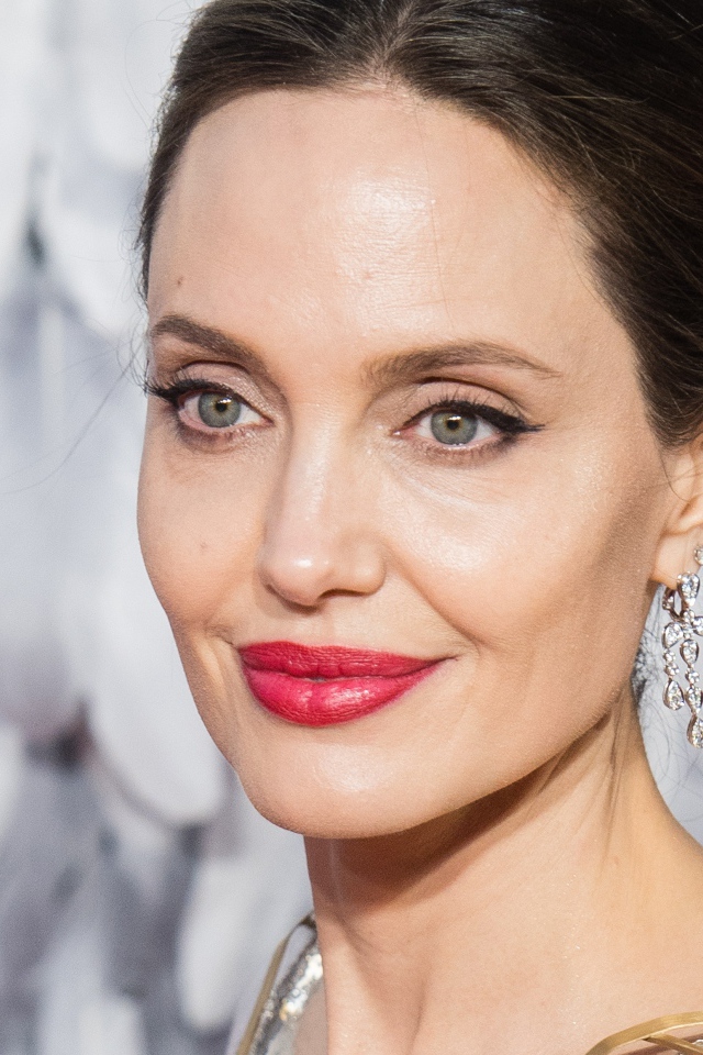 Лицо актрисы Анджелина Джоли крупным планом