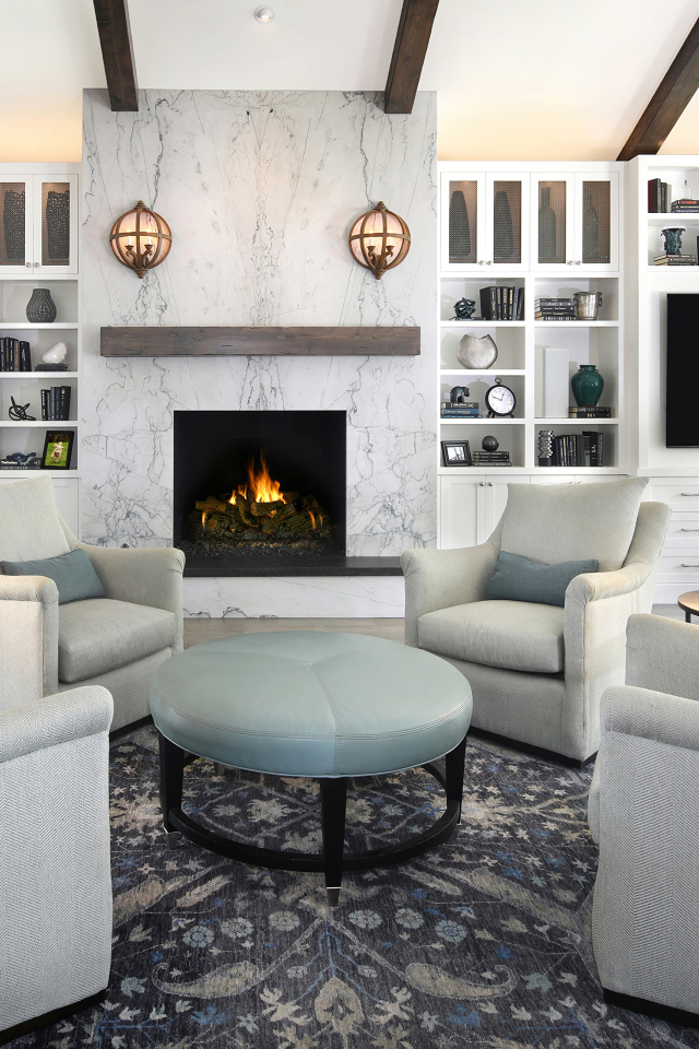 Четыре кресла стоят в гостиной комнате 