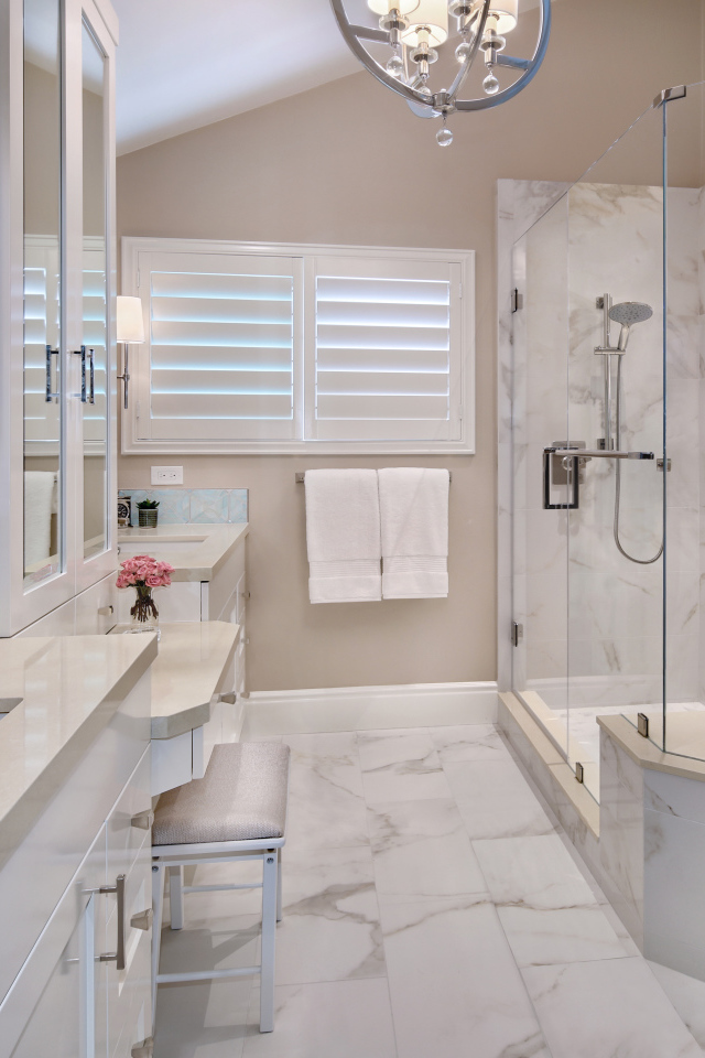 Большая ванная комната с душевой кабиной 