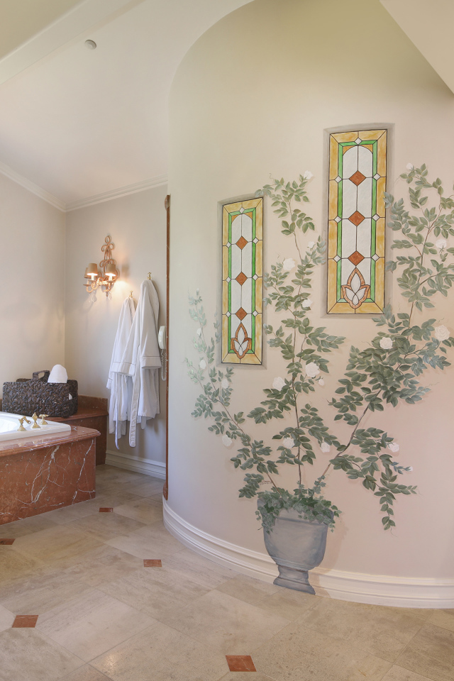 Большая красивая ванная комната с окном с витражами 