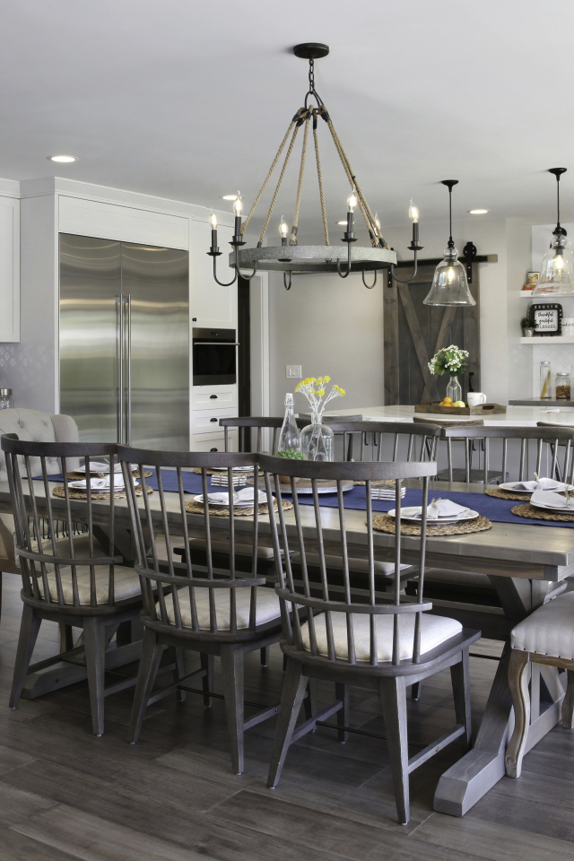 Большой обеденный стол на кухне