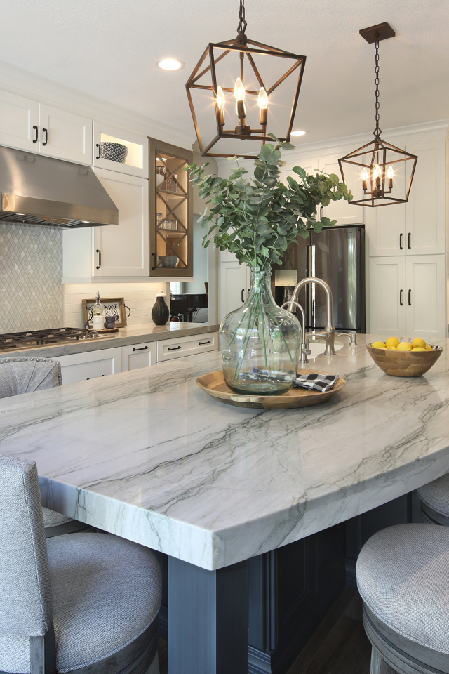 Большой серый стол на кухне 