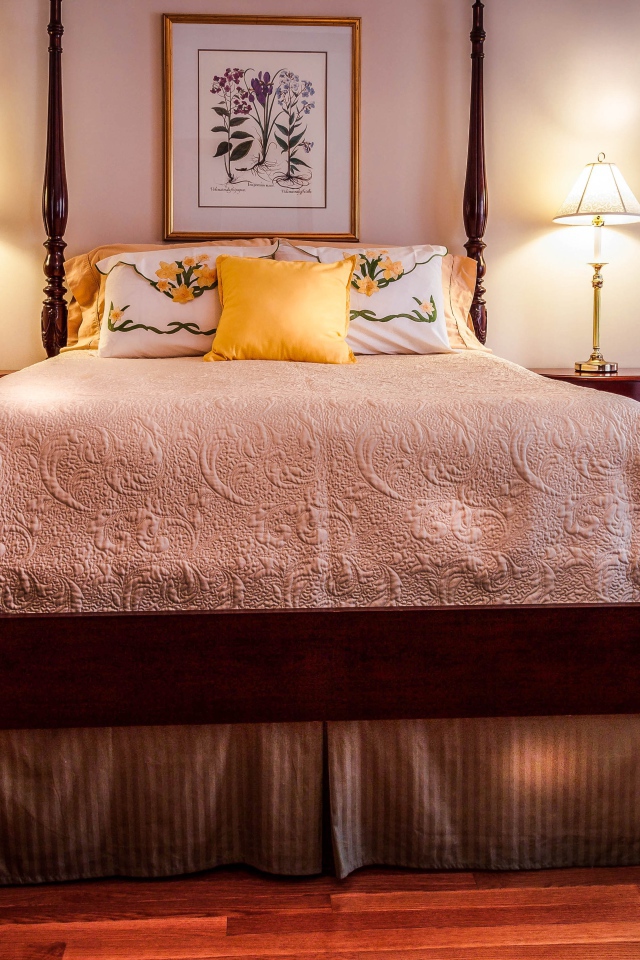 Большая высокая кровать в спальне 