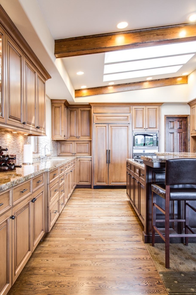 Большая кухня с деревянной мебелью в доме