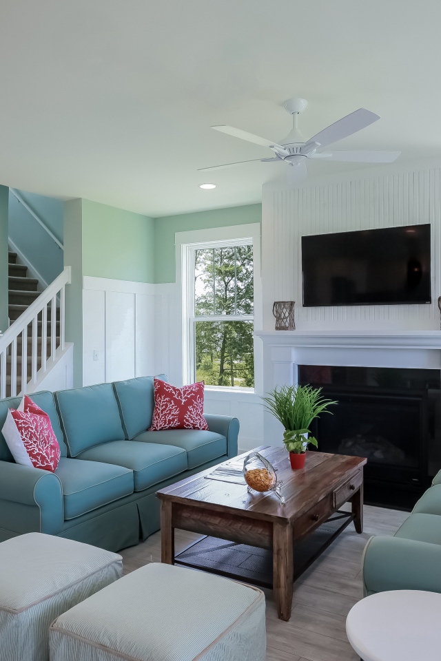 Большая гостиная комната с камином и лестницей на верх 